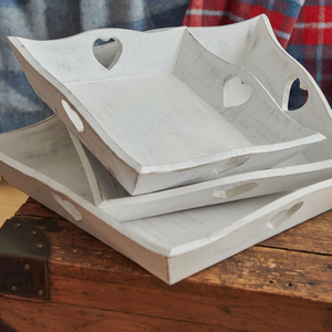 Bandeja de madera de estilo vintage con efecto encalado y base profunda ideal para servir café té o centro de mesa decorativo - Product Image 1