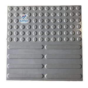 Baldosas de Cerámica y Porcelana Tac Tiles, Guía para Ciegos, Pavimento, Ladrillo para Exteriores, Textura de Tira Punteada, Color Gris, Gris Oscuro, Negro - Product Image 1