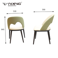 Chaise de salle à manger au design moderne et élégant avec revêtement en similicuir et pieds en bois massif sans accoudoirs pour hôtel et salle à manger à domicile