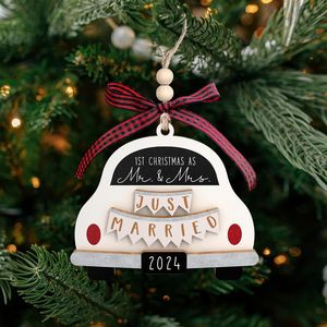 Ornement de Noël en bois pour voiture 2024, Décoration suspendue pour le premier Noël de Monsieur et Madame, Juste mariés - Product Image 1