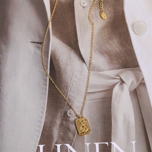 Collier en acier inoxydable fin, motif mains en prière carrées, inaltérable - Product Image 3