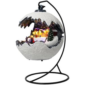 Nouvelle arrivée : Figurine <span class=keywords><strong>de</strong></span> village <span class=keywords><strong>de</strong></span> Noël en résine en forme <span class=keywords><strong>de</strong></span> boule lumineuse suspendue avec musique – VILLAGE <span class=keywords><strong>DE</strong></span> NOËL - Product Image 1