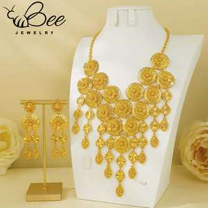 Parure de bijoux de mariée élégante et unique en alliage plaqué or 24 carats pour femme, avec grandes boucles d'oreilles lourdes, style occidental romain - Product Image 2