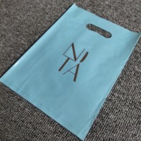 Sacs de shopping personnalisés avec nom de marque, logo imprimé sur mesure, sacs en plastique à poignée découpée pour emballage de vêtements de boutique