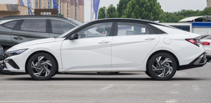 HYUNDAI <span class=keywords><strong>2023</strong></span> Elantra 1.5L CVT GLS Édition Elite Berline Compacte Essence 115 ch R17 Véhicule Conduite à Gauche LHD Traction Avant Intérieur Sombre - Product Image 4