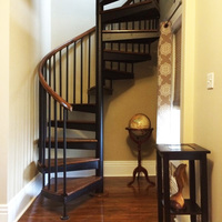 Escalier en colimaçon Prima pour villa intérieure, luxe moderne, en acier commercial durable, sur mesure, haut de gamme, avec main courante, escalier circulaire à plateforme