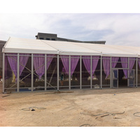 Tente de réception de luxe robuste 20x50m pour 1000 personnes, avec toit transparent et parois en verre, idéale pour mariages et événements extérieurs