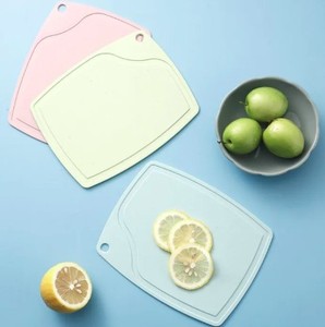 Tabla de Cortar Personalizada con Logotipo, Resistente a la Humedad, con Gancho Práctico, Tabla de Cortar de Plástico para Cocina - Product Image 1