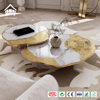 Ensemble de tables basses sculpturales en laiton et marbre, style luxe discret, mobilier d'art italien de designer pour projet d'aménagement intérieur de salon