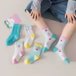 Vente en gros de chaussettes en coton assorties de dessins animés mignons, imprimé d'ours fraise et d'animaux mignons, chaussettes pour enfants