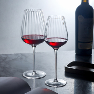 Gobelet à vin <span class=keywords><strong>rouge</strong></span> <span class=keywords><strong>et</strong></span> blanc en <span class=keywords><strong>verre</strong></span> cristal fait main, design nordique rayé exquis, style européen, idéal pour les cadeaux - Product Image 6