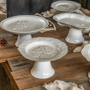 Plateau en céramique sur pieds hauts pour fruits et collations, décoration de salon, assiette en forme de cœur - Product Image 3