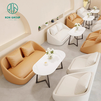 Chaises, tables, banquettes et canapés de restaurant commercial modernes en bois avec revêtement en cuir incurvé pour pizzeria, café et salon de thé