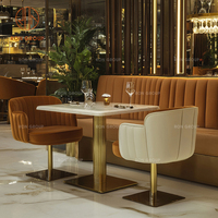 Meubles de restaurant de café de luxe, tables rondes en marbre, chaises pâles et ensemble de canapé en velours orange pour la salle à manger du café