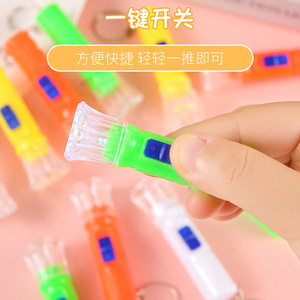 Mini linterna LED con llavero, juguete de plástico que se ilumina para niños de 2 a 4 años, linterna de mano unisex, colorida - Product Image 4