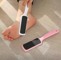 Lime à pieds professionnelle à long manche, éliminateur de callosités, brosse double face pour peaux mortes, lot de 3, portable, en plastique