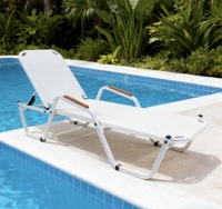 Chaise longue de relaxation moderne en aluminium métallique pour l'extérieur, pliable, portable, avec accoudoirs, pour la plage, le camping et le soleil