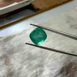Émeraude naturelle zambienne de 4,25 carats, taille coussin, pierre précieuse non montée |   Pierre précieuse véritable de couleur verte, certifiée par un tiers, de qualité supérieure - Product Image 1