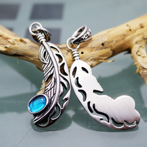 Yunnique – collier avec pendentif en plumes, en acier titane, pierre bleue et rouge, serti de pierres, bijoux à la mode pour hommes et femmes - Product Image 3