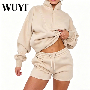 ชุดเซ็ตสองชิ้นผ้าฟลีซหนา 400GSM สำหรับผู้หญิง พิมพ์โลโก้ได้ตามต้องการ เสื้อฮัลฟ์ซิปและกางเกงขาสั้นเอวสูง สไตล์สตรีทแวร์และชุดลำลอง - Product Image 1