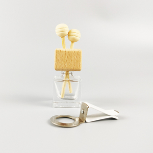 Usine Décoration De Voiture 8ml Verre Carré Désodorisant De Voiture Bouteille De Parfum Diffuseur De Parfum De Voiture Bouteille Avec Clip - Product Image 4