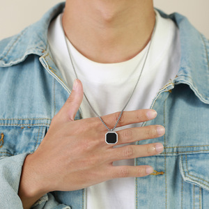 Collier pour homme en acier inoxydable plaqué argent imperméable, chaîne à maillons croisés, pendentif carré en époxy noir pour tenues quotidiennes - Product Image 4