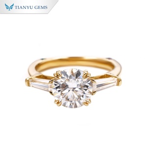 Bague de fiançailles classique Art Déco pour femme en or jaune 14 carats avec 3 pierres rondes en diamant et accents baguette coniques, personnalisée par Tianyu Gems - Product Image 1