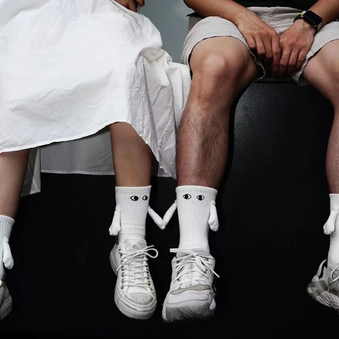 Couple de fibres de polyester noir et blanc 3D Aspiration magnétique Main tenant des chaussettes drôles unisexes hommes femmes chaussettes de sport