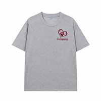 T-shirt personnalisé brodé avec empreinte de patte en forme de cœur, design minimaliste et texte personnalisé pour les propriétaires d'animaux – Vêtement quotidien