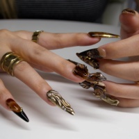 Ongles en acrylique à presser, forme amande longue, papillon 3D, feuille d'or, motif végétal, design personnalisable pour fête/rendez-vous/banquet/usage quotidien