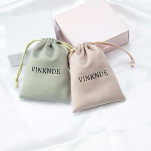 Pochette en velours noir personnalisée pour montres et bijoux avec fermeture à cordon, logo imprimé à l'écran, cadeau haut de gamme - Product Image 1