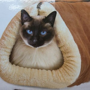 Cama y tapete para gatos Kitty Shock 2 en 1 con núcleo termorreflectante - Product Image 3