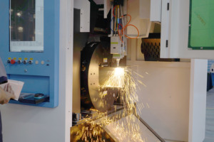 Machine de découpe laser à fibre latérale 1500W, deux mandrins, conception compacte, pinces 8-110mm pour tubes fins - Product Image 4