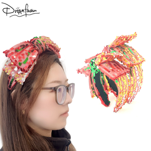 عصابة رأس فاخرة بتصميم عيد الميلاد من دريم فاشون، مزينة بالترتر اللامع وفيونكة جانبية باللونين الأحمر والأخضر للنساء، عصابة رأس كبيرة مخصصة - Product Image 1