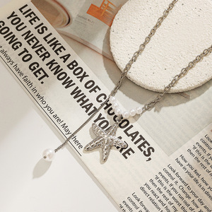 Collier en acier inoxydable avec design étoile de mer et perle, style européen et américain, à porter au quotidien - Product Image 1