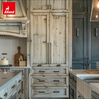 Armoires de cuisine Allandcabinet avec portes shaker en bois massif teinté, finition vieillie, avec évier et robinets en laiton