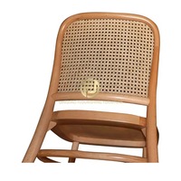 Chaise de salon décontractée contemporaine en rotin avec finition noyer et structure en bois robuste pour les clubs, les bars et les restaurants