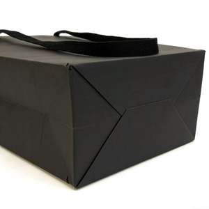 Bolsas de Papel Kraft Negras Trapezoidales Personalizadas con Asas Retorcidas Reciclables para Empaque de Regalos y Ramos Hechos a Mano - Product Image 5