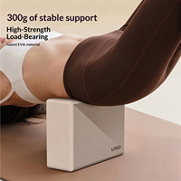 Ensemble d'accessoires de Pilates marron : haltères en silicone, blocs de yoga, bloc de yoga en EVA, ballon de Pilates, bandes élastiques de yoga