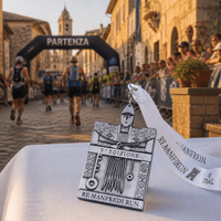 Medalla de Plata Antigua Personalizada OEM ODM, Medalla Cuadrada con Relieve 3D para Carreras de Trail y Maratones, Premio para Finalistas con Cinta