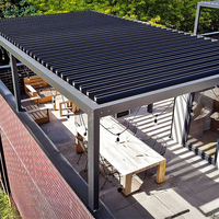 Pergola moderne en aluminium à lames orientables sur mesure, solution d'ombrage extérieur toutes saisons pour balcon, piscine et jardin