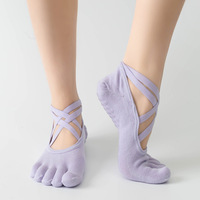 Vente en gros de chaussettes Pilates en coton tricotées Chaussettes Pilates violettes à rayures sans orteils pour femmes Chaussettes courtes Pilates antidérapantes à 5 orteils