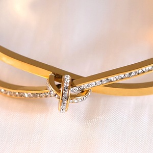 Bracelet de fiançailles simple pour femme en acier inoxydable avec breloque, plaqué or, design géométrique tendance, certifié par un tiers, marque XM - Product Image 2