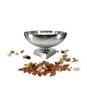 Cuenco de Metal Pulido Hecho a Mano, Centro de Mesa Decorativo para el Hogar, Diseño Minimalista, Acabado Plateado, Cuenco para Frutas con Base de Pedestal, Moderno - Product Image 1