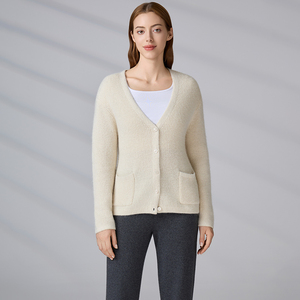 Manteaux en alpaga personnalisés OEM/ODM, pulls en tricot à col en V pour femmes, cardigans blancs d'hiver, pulls à boutons pour filles - Product Image 3