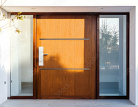 Puerta de Entrada Pivotante Moderna con Acabado de Madera Horizontal, Panel Lateral de Vidrio Esmerilado con Rejilla