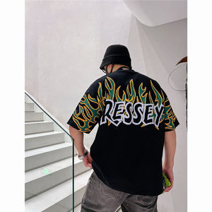 <span class=keywords><strong>T</strong></span>-<span class=keywords><strong>Shirt</strong></span> Oversize da Uomo Streetwear Personalizzata in <span class=keywords><strong>Cotone</strong></span> 100% con Grafica di Fiamme Stampata in Serigrafia Effetto Distressed e Taglie Forti - Product Image 2