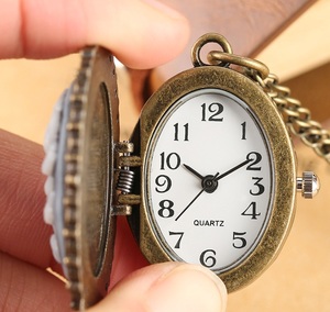 <span class=keywords><strong>Montre</strong></span> de poche en quartz antique en bronze avec icône chrétienne de la Madone et de Jésus, ornements pendentifs avec collier chaîne, cadeau - Product Image 3