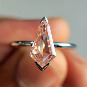 Bague solitaire en diamant rose de laboratoire taillé en triangle de luxe en or blanc 14 carats plaqué rhodium pour femmes, certifiée IGI, 2 carats - Product Image 1