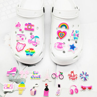 HY 2026 Nouveauté en promotion : Breloques personnalisées pour chaussures en PVC souple, décorations roses pour sabots pour filles